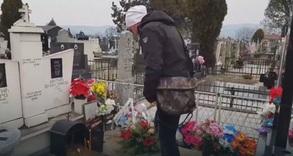 BIZARNO: Miki Mećava se UŽIVO uključio na društvene mreže sa Đošinog GROBA! (VIDEO)