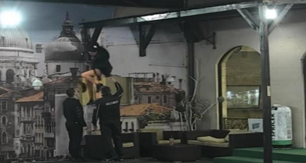 NECENZURISAN SNIMAK! Ovako je učesnica Parova pokušala PREKO KROVA da pobegne iz rijalitija! (VIDEO)