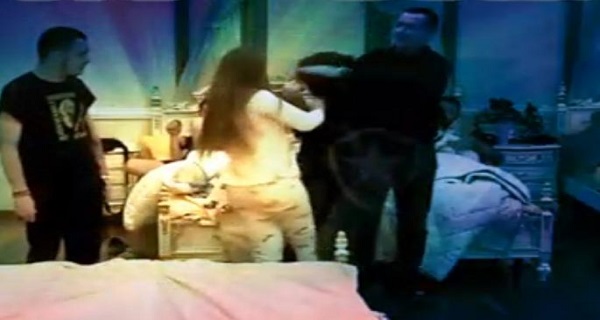 BRUTALNA TUČA! Legla u Gasttozzov krevet – ona je zgrabila za VRAT! TRAS! Obezbeđenje NEMOĆNO!(VIDEO)