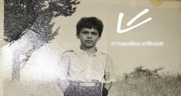 BIO I OSTAO MOMČINA! Dečak sa slike je danas srpski pevač kog OBOŽAVATE – a tek njegovu ćerku… (FOTO)