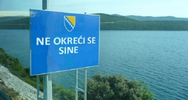 Na graničnim prelazima u BiH postavljene table s natpisom “Ne okreći se sine”
