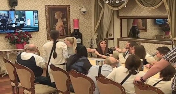 (FOTO) ŠOK U PAROVIMA: Nepoznati momak upao u vilu i ostavio cveće! OVA učesnica doživela nervni slom kad je videla ko je!