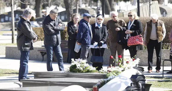 DVE GODINE OD SMRTI DRAGANA NIKOLIĆA: Supruga Milena i prijatelji dali pomen legendarnom glumcu! (FOTO)