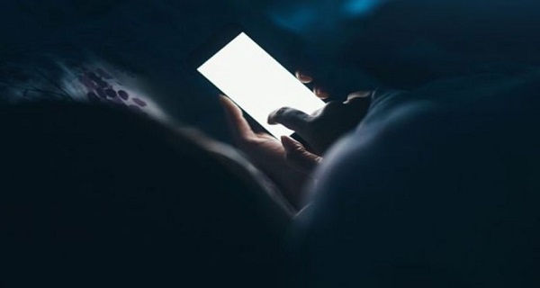 Zašto ne treba držati telefon u krevetu dok spavamo?