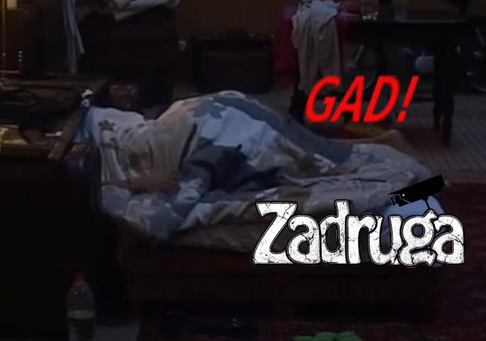 Ustao je DRŽEĆI SE ZA PENIS i uradio nešto OD-VRA-TNO: Šok scena posle suptilnog SEKSA ispod jorgana! (VIDEO)