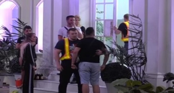 (VIDEO) DEVOJKA MU POVRAĆALA KRV, A ŽENA POKUŠALA DA ISEČE VENE: Sloba doživeo NERVNI SLOM nasrnuo i na Miću, a onda uletelo obezbeđenje
