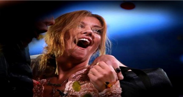 OSVOJILA JE 50. 000 EVRA, ALI SE OVOM POKLONU NAJVIŠE OBRADOVALA! Kiju sačekalo IZNENAĐENJE! (FOTO)