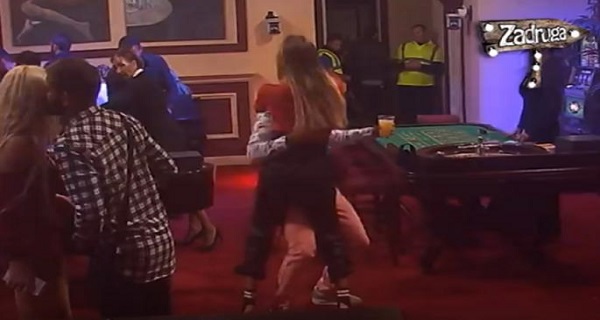 LUNA RAZUZDALA! Menjala momke na žurci – trljala se o njih, grlila ih… Niko je ne prepoznaje (VIDEO)