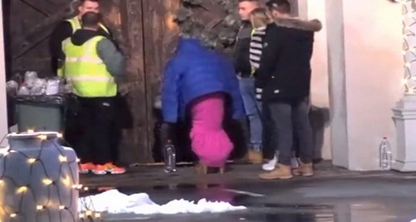 OBEZBEĐENJE ODMAH UTRČALO: Žena nasrnula na ženu, urlici odzvanjaju kućom (VIDEO)
