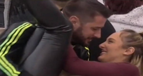 ZAR PRED SVIMA?! Marko BEZ BLAMA zadigao noge Luni Đogani, usred pitanja novinara! Au, BLUDNO! (VIDEO)