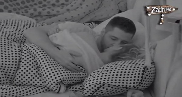 POSLE SVAĐE SVE JE SLAĐE! Luna rešila da oraspoloži Marka u zoru! Nežno zavukla ruku ispod… (VIDEO)