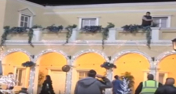 IZLAZI NAPOLJE, MAJMUNE! Neviđeni šok u Zadruzi, POKUŠAO DA PROVALI u Belu kuću, obezbeđenje trči!