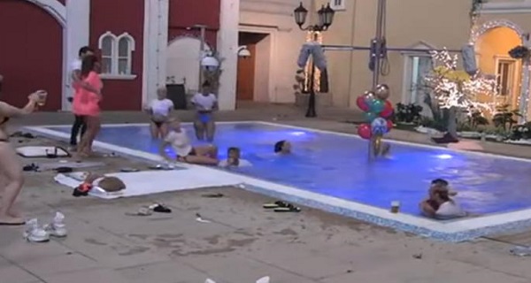 LJUDI, MATORA SE SKINULA U KUPAĆI! Zanjihala kukovima, zadrugari gledali u neverici! (VIDEO)