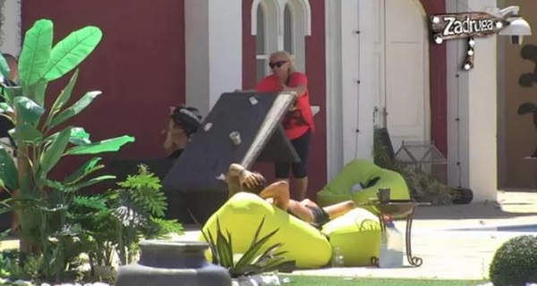 PREVRNULA STO, PA UDARALA GLAVOM U ZID! Zorica Marković od OVOG zvuka totalno posrnula! (VIDEO)
