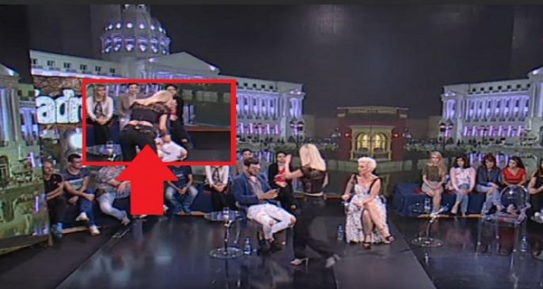 UNELA MU SE U FACU, TRESE SE! Situacija se OTELA KONTROLI – posle pročitanih PORUKA javno, nastao HAOS