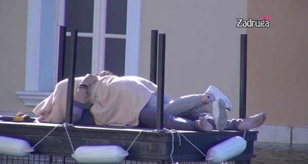 DOHVATILI SE USRED BELA DANA: Uživaju na doku i ne haju za druge – STRAST na vrhuncu! (VIDEO)