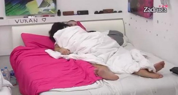 NEĆE GA VIŠE NIJEDNA osim NJE? Tomović PONOVO u krevetu sa Minom! Pokrili se, pa radili OVO (VIDEO)