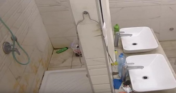 Ona je JEDINA koja se tušira u kupaćem kostimu u Zadruzi! A DETALJ na gaćama? Vrištaćete od smeha! (FOTO)