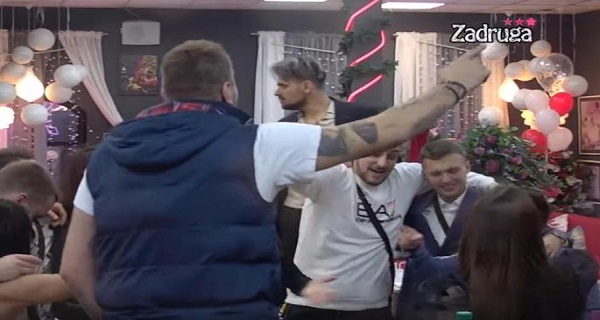 PIPKANJE ISPOD STOLA – On OŽENJEN, ona slobodna – ZAIGRALI SE NA SLAVI? Ovo NIKO nije očekivao (VIDEO)