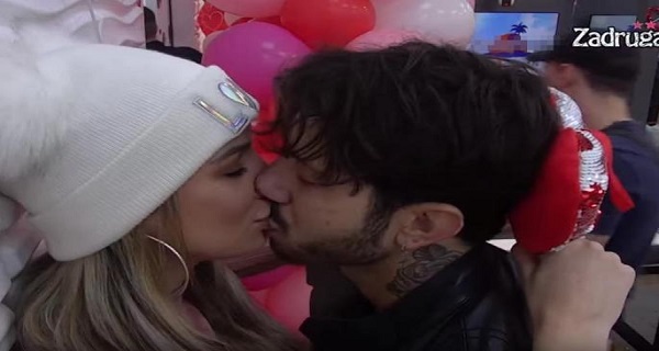 TRENUTAK KOJI SU SVI ČEKALI: Iva i Filip ozvaničili VEZU! Zadrugari razmenjivali SOČNE POLJUPCE (VIDEO)
