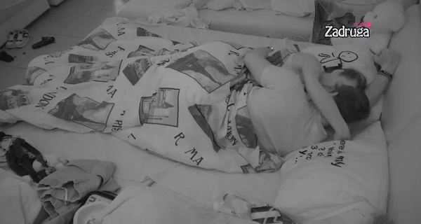 SVE PRŠTALO OD EMOCIJA: Ana i David kao od prvog dana razmenjivali nežnosti pred spavanje (VIDEO)