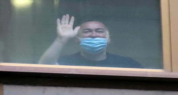 OGLASIO SE ODMAH KAD JE DOSAO DO TELEFON: Đani okaćio sliku iz kućnog pritvora (FOTO)