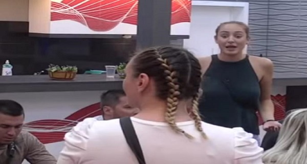 ĆERKO, GDE TI JE STOLICA! Ovo je NEČUVENO – Anabela proziva Lunu zbog S*KSA u tuš kabini! (VIDEO)