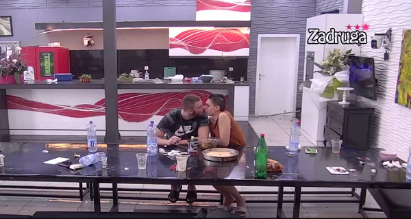 KAO DA SE NIŠTA NIJE DESILO! Nakon haosa od sinoć, Mina i Mensur ponovo se ljube (VIDEO)
