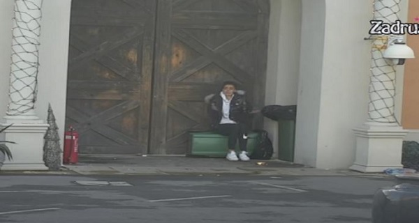 LOMILA, LUPALA! Prohisterisala, razbija SVE! Onda sela pred kapiju Zadruge, hoće NAPOLJE! (VIDEO)