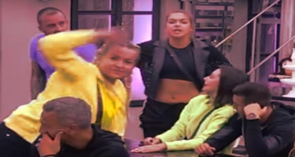 SKOČILA I GAĐALA JE FLAŠOM U GLAVU! Ženski fajt u Zadruzi – raspad sistema! Odneli je od stola! (VIDEO)