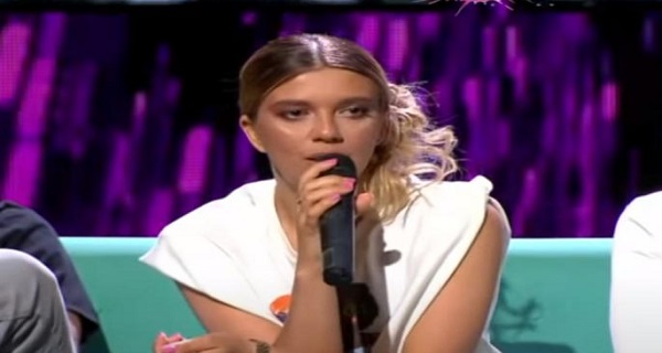 KAMERA UHVATILA OZBILJAN INCIDENT! Učesnica “Zadrugovizije” psuje majku celom žiriju! (VIDEO)