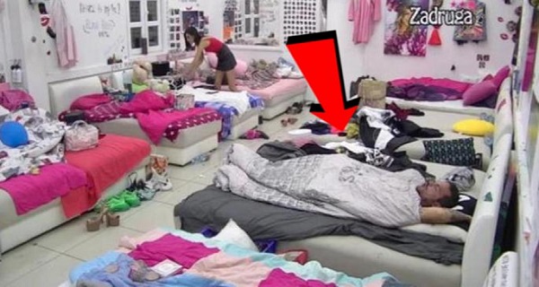 UHVAĆEN U AKCIJI: “Šta to radiš, sram te bilo!” Pogledajte šta je Čolak radio ispod pokrivača (VIDEO)
