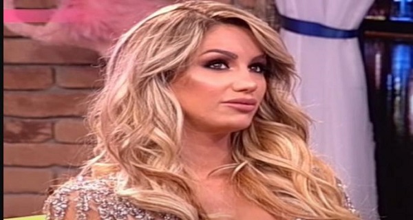 SEVNULA INTIMNA REGIJA: Iva RAŠIRILA NOGE i POKAZALA MEĐUNOŽJE u programu uživo! Odmah nastao HAOS (FOTO)