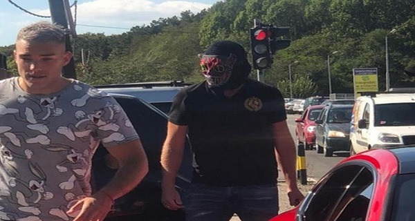 DOVELI GA MOMCI SA FANTOMKAMA, U BESNIM KOLIMA: Potrudili su se da Anđelo ne izbegne karantin! (FOTO)