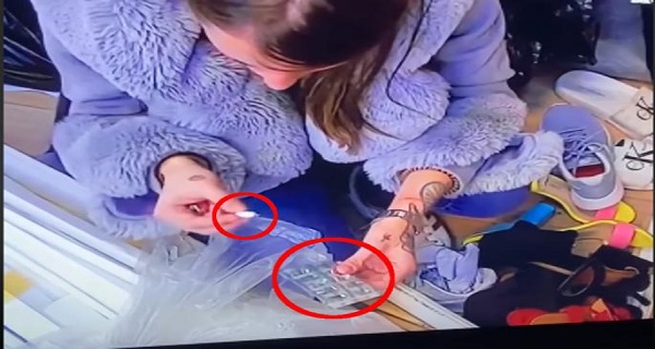 SNIMAK KOJI NIJE EMITOVAN NA TV: Pogledajte kako Elena GUTA gomilu tableta u Zadruzi (VIDEO)