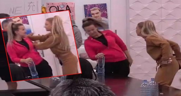 AU! ŽENSKI FAJT! Pljunula je posred lica, pa NASRNULA na nju – uletelo OBEZBEĐENJE! Opšte rasulo u kući! (VIDEO)