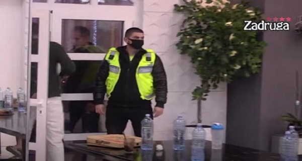 OBEZBEĐENJE SVUDA PO ZADRUZI! Rat u dvorištu, sukob u Beloj kući! Veliki šef pokrenuo LAVINU! (VIDEO)