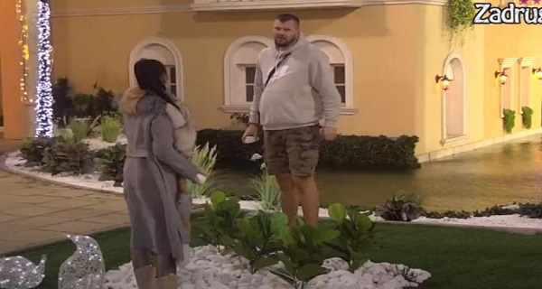 GAĐANJE KAMENJEM! Obezbeđenje ne stiže da zaustavi Maju Marinković i Janjuša u OKRŠAJU! (VIDEO)