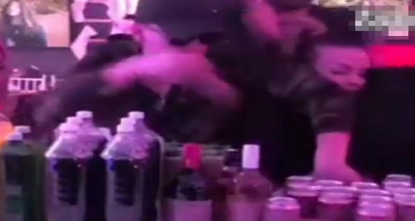 JAVNA SRAMOTA PRED MILIONIMA! Opšta OTIMAČINA i GURANJE oko ALKOHOLA: Isplivao SRAMAN VIDEO!