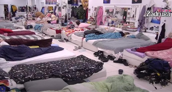 KAKO SAD OVO?! Tek su raskinuli, on je zaskočio na kevetu! Prstići rade posao, ona se ne buni! (VIDEO)