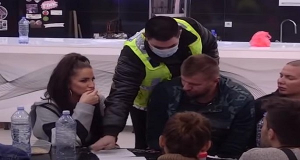 PREKINUTA EMISIJA! Zbog njih dvoje uletelo OBEZBEĐENJE – radili su nešto ZABRANJENO, hitna reakcija! (VIDEO)