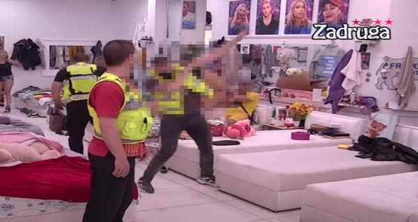 NAPAD! OBEZBEĐENJE SE PREPALO – PREKRIO RUKAMA GLAVU! U trenutku je ZAMAHNULA… Kamera UHVATILA JEZIVO