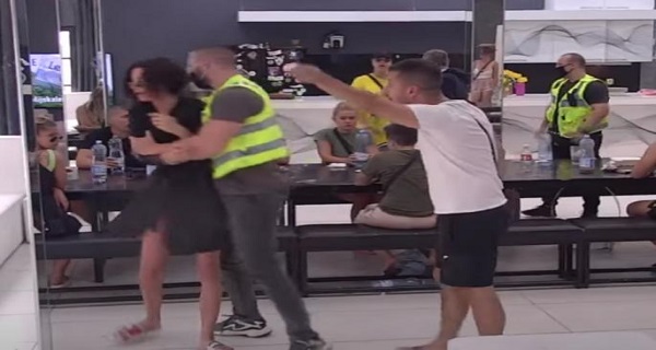 BRUTALAN NAPAD NA MILJANU – zamutili KAMERE! Tara je GAĐALA FLAŠAMA – DOĐI OVAMO, ĆELAVA! Obezbeđenje ULETELO