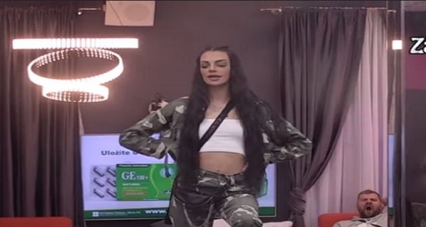 “CELA SRBIJA TE MRZI!” Tara pobesnela, popela se na sto! On joj zapretio – prekid emisije! (VIDEO)