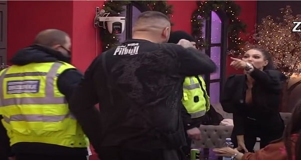POLIVALA GA VODOM I GAĐALA GA FLAŠAMA! Nikad veći okršaj Maje i Cara – OBEZBEĐENJE uletelo u Belu kuću