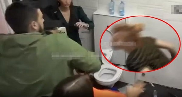 TUČA U KUPATILU! “NEKA SE OGLASI NEKO IZ PRODUKCIJE” Pljuvanje i šutiranje! Jedva ih razdvojili (VIDEO)