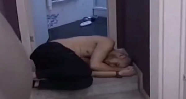 DEJAN MRTAV PIJAN PADA PO KUĆI! Dragojević UNIŠTEN od alkohola, završio na pločicama PREPARIRAN (VIDEO)