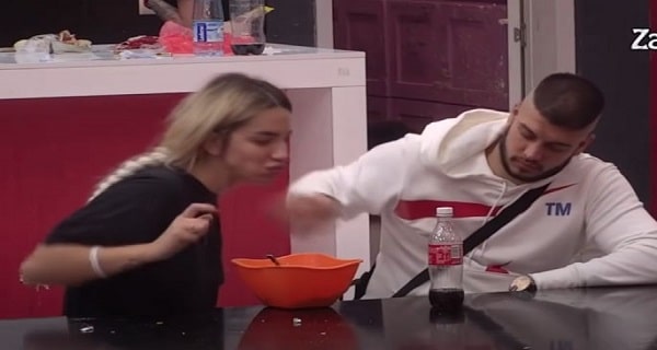 NEGIRAO JE, ALI SADA JE PRIZNAO – Dejan ZLOSTAVLJA Aleks, pogledajte šta joj RADI ISPOD STOLA!