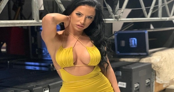 SKINULA SE I POKAZALA JE SA CIME RASPOLAŽE: Uvijala se ispred kamere, a rad kukovima za DESETKU!