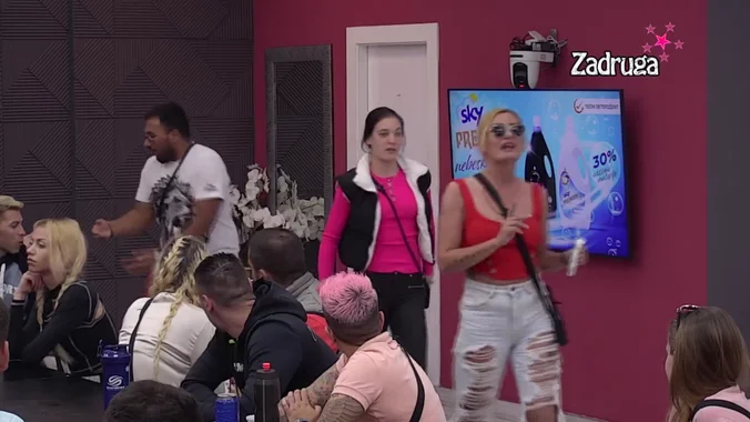 TRESE SE BELA KUĆA! Izrevoltirana Maja sasula Anastasiji sve u lice, pa se unela Neci u facu! (VIDEO)